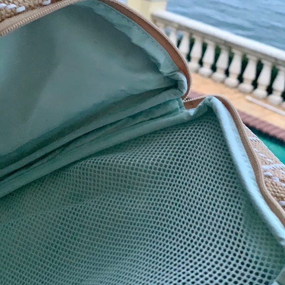 Gorgeous Vera Bradley Beach Tote and Clutch - Picture 9 of 10